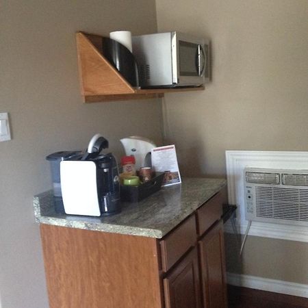 My Friends Inn Manitoulin Manitowaning Room photo